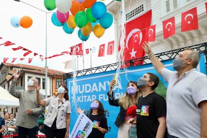 losemiyi-yenen-11-yasindaki-ali-demir-icin-binlerce-balon-goge-yukseldi