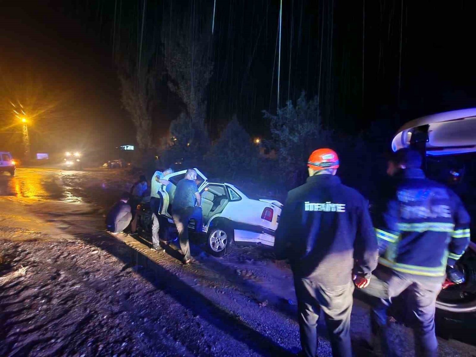 saganak-sonrasi-camura-saplanan-arac-mahsur-kaldi