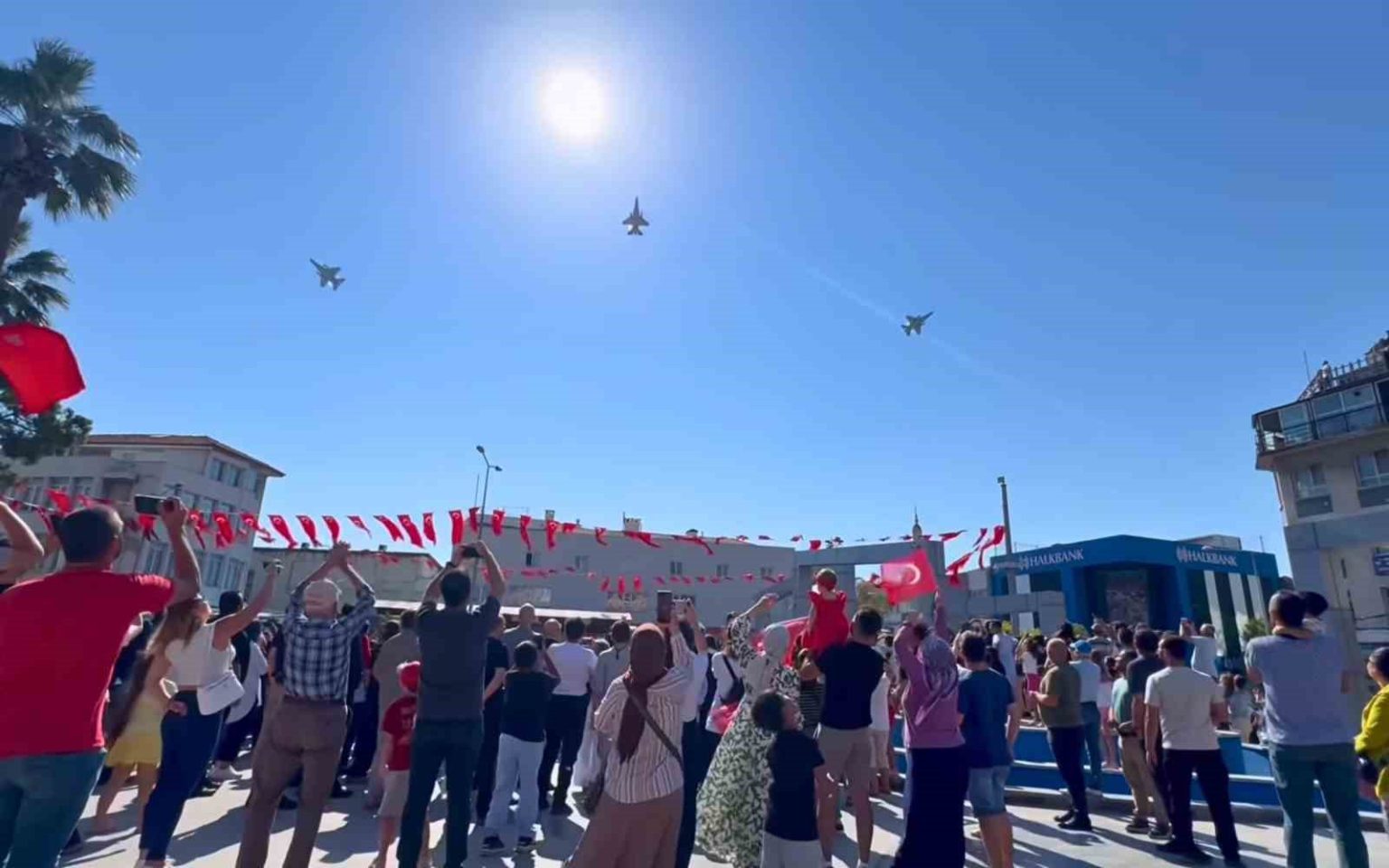 sokede-hava-kuvvetleri-ucaklarinin-gosteri-ucusu-gurur-yasatti