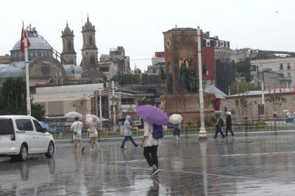 taksimde-yagisli-hava-etkisini-surduruyor