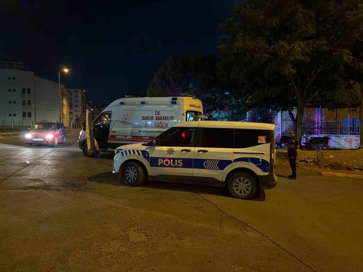 tartistigi-sahsi-caminin-bahcesinde-bicakladi-1-yarali
