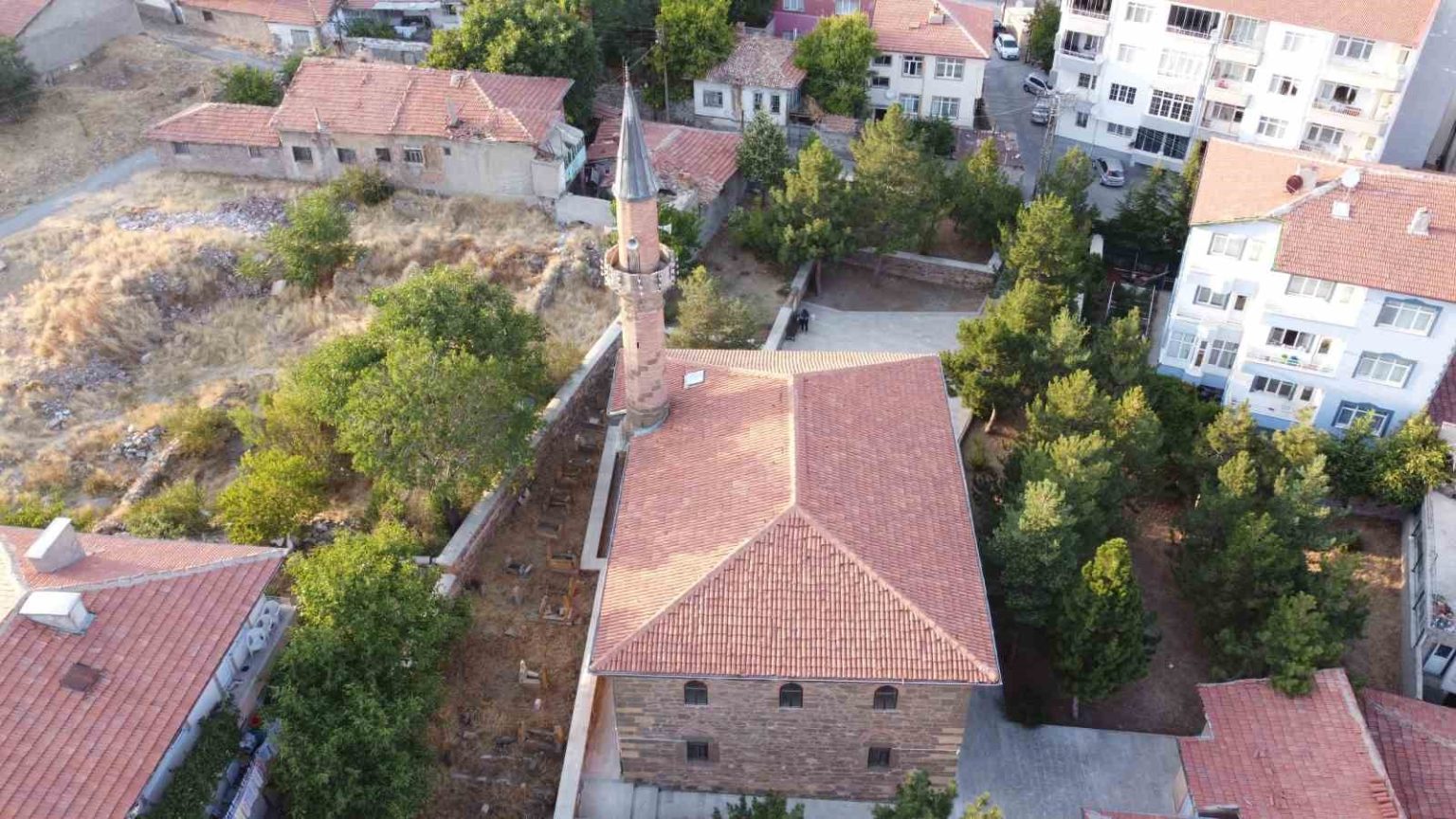 2-asirlik-cami-suslemeleriyle-dikkat-cekiyor