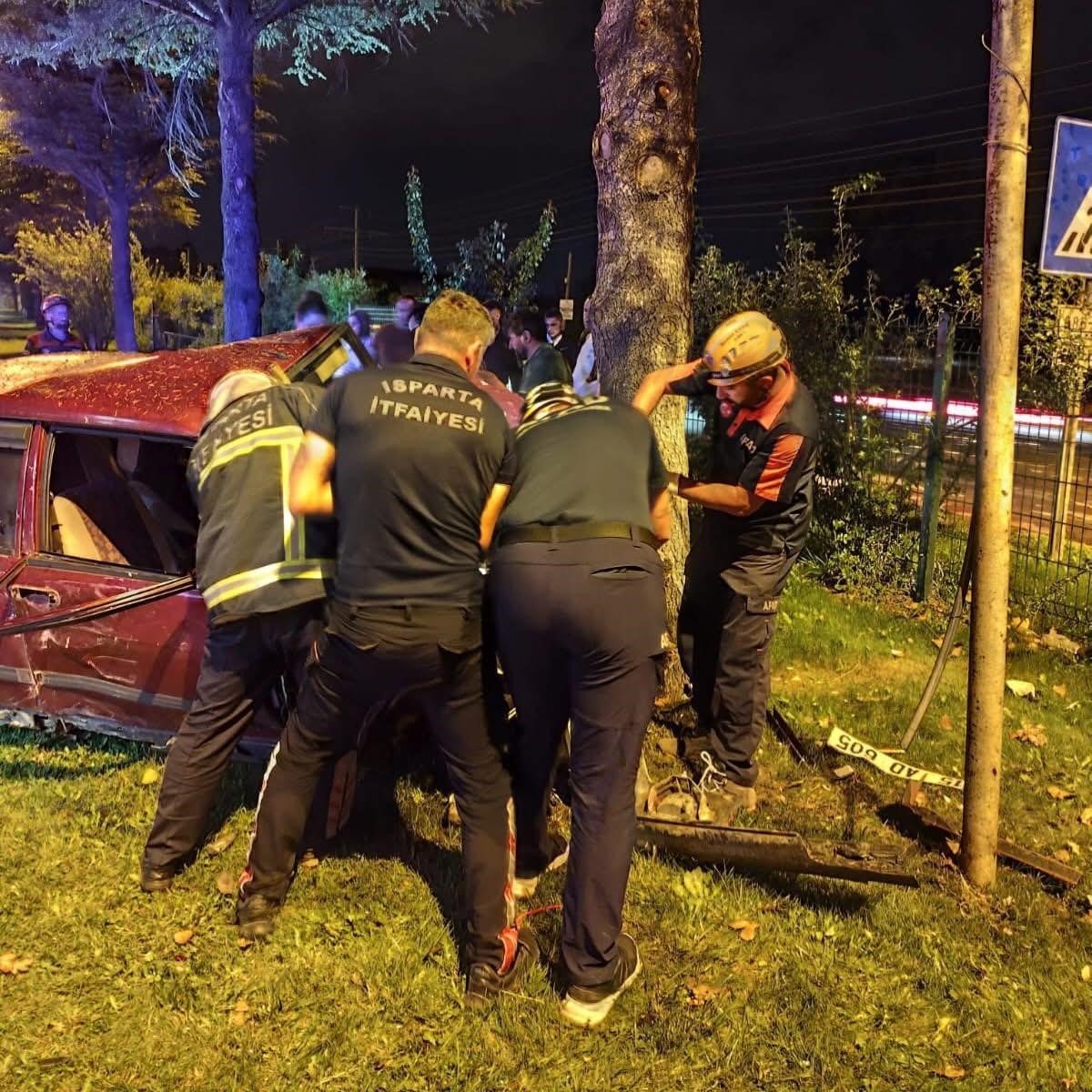 agaca-carpan-tofas-otomobilin-surucusu-yasamini-yitirdi