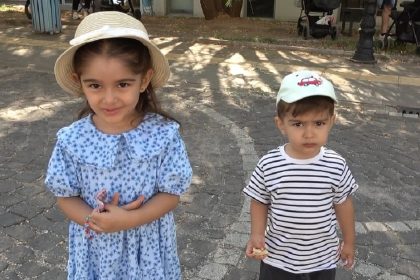 anne-ve-babalari-iceride-ter-dokerken-cocuklar-disarida-bekledi