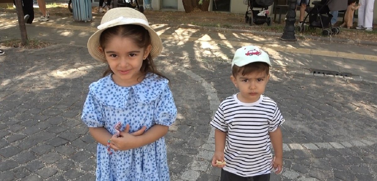 anne-ve-babalari-iceride-ter-dokerken-cocuklar-disarida-bekledi