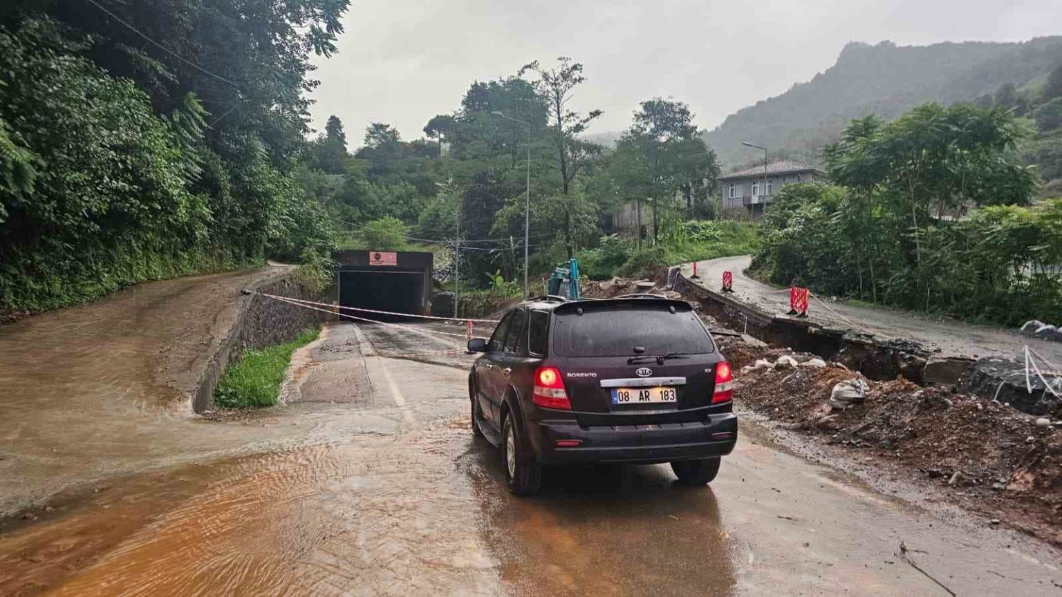 arhavide-heyelan-riski-nedeniyle-tunel-trafige-kapatildi