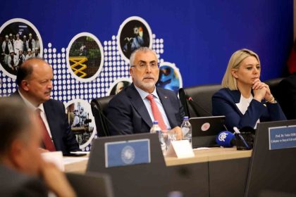 bakan-isikhan-turkiye-bu-badireyi-asla-atlatamaz-diyenlere-inat-her-seferinde-kullerimizden-yeniden-dogmasini-bildik