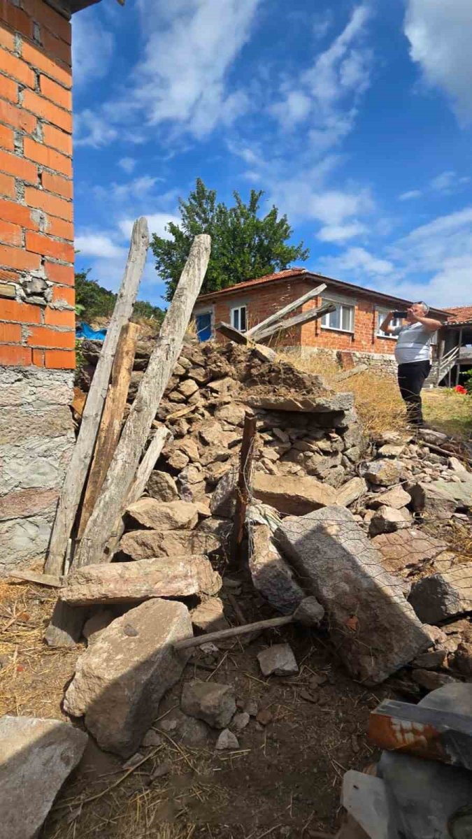 balikesirde-4-9-buyuklugunde-depremde-2-metruk-evde-cokmeler-meydana-geldi