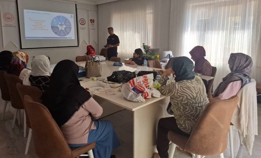 bayburtta-adem-egitmenlerine-ve-kursiyerlerine-afet-farkindalik-egitimi-verildi