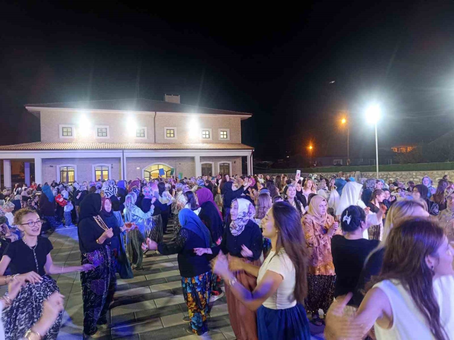 bilecikte-bin-500-kadinla-ilk-salvar-gecesi-coskusu