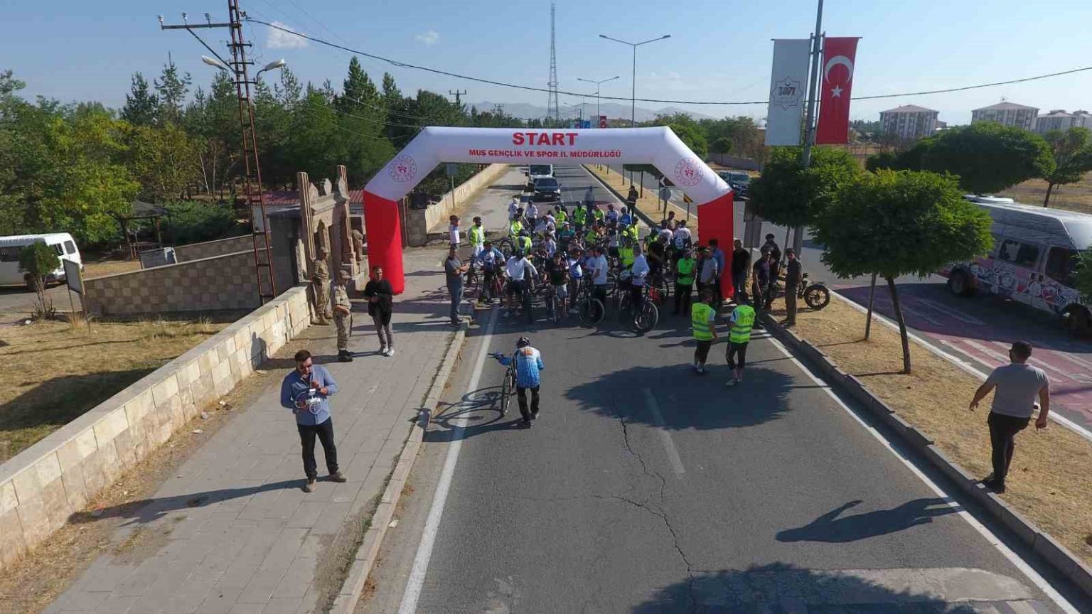 bisiklet-tutkunlari-malazgirtten-ahlata-tarihi-rota-icin-yollara-dustu