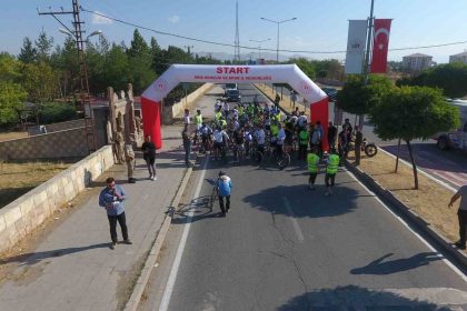 bisiklet-tutkunlari-malazgirtten-ahlata-tarihi-rota-icin-yollara-dustu