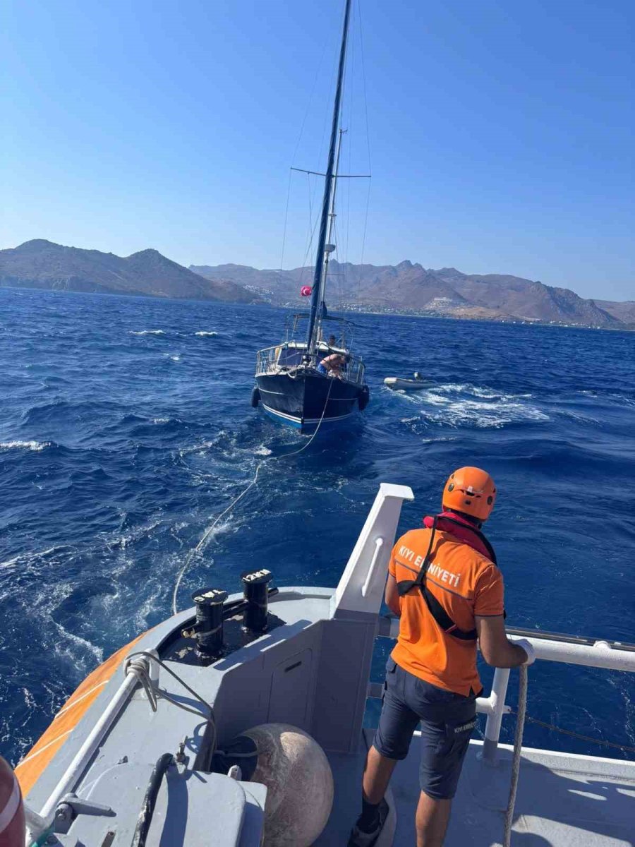 bodrumda-dumen-arizasi-yapan-tekne-kiyem-ekiplerince-kurtarildi