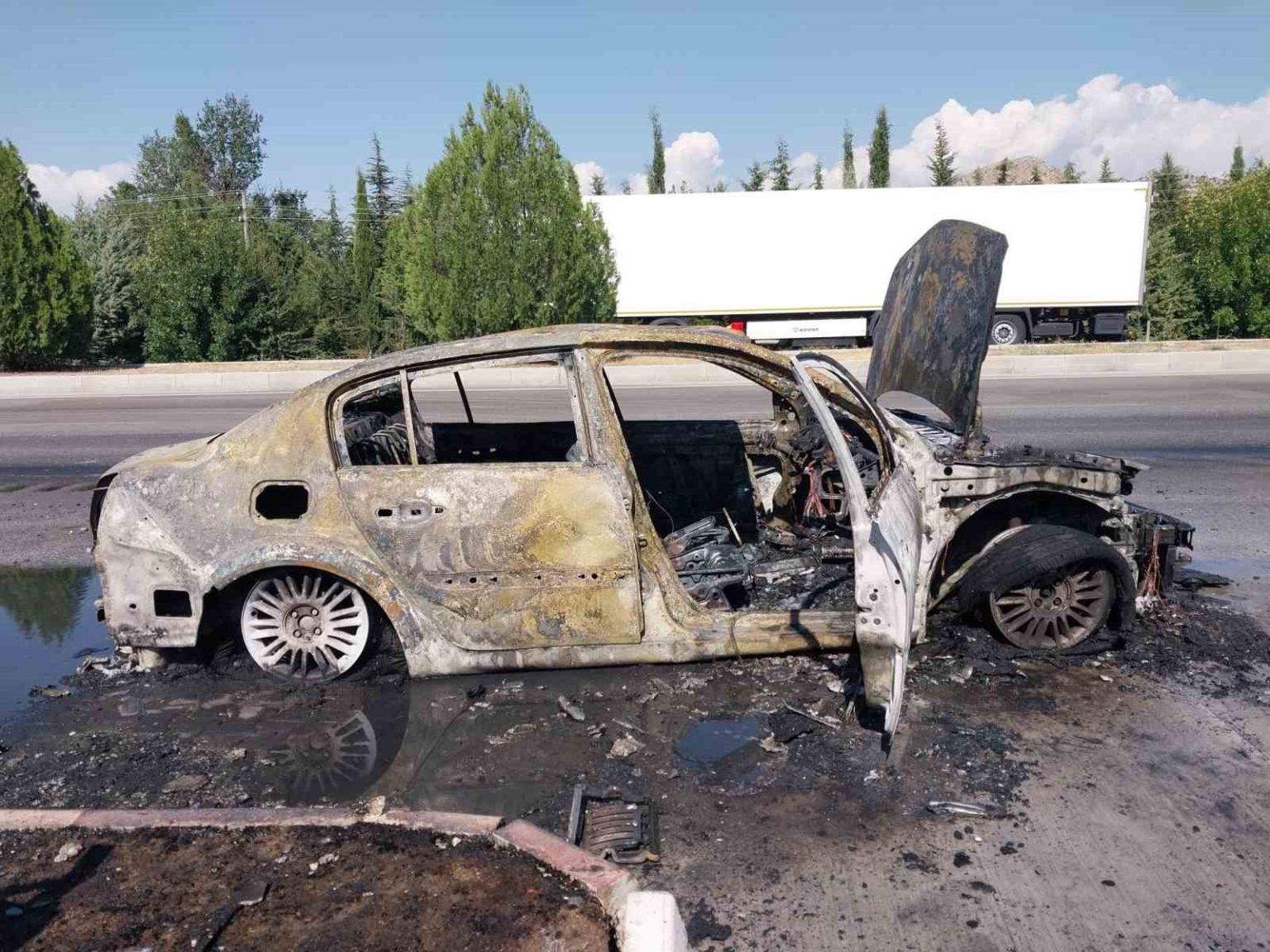 burdur-antalya-kara-yolunda-otomobil-yandi