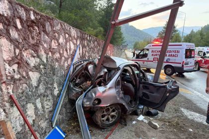burdurda-otomobil-yol-kenarindaki-levhaya-carpti-3-yarali