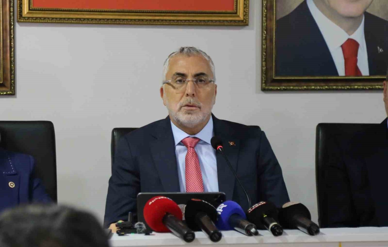 calisma-ve-sosyal-guvenlik-bakani-prof-dr-vedat-isikhan