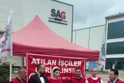 dugunune-saatler-kala-isten-cikarildigini-ogrendi-gelinligiyle-fabrika-onunde-eylem-yapti