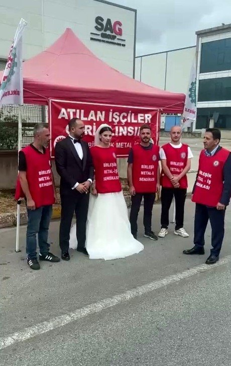 dugunune-saatler-kala-isten-cikarildigini-ogrendi-gelinligiyle-fabrika-onunde-eylem-yapti