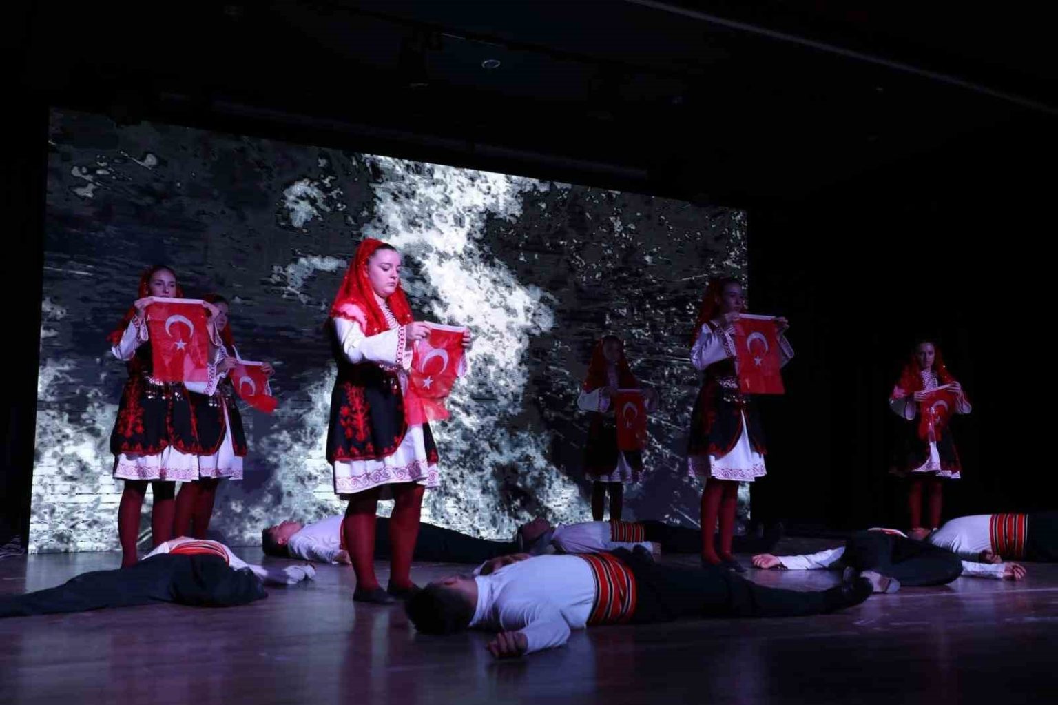 inegolun-kurtulusunun-103-yillik-hikayesi-sahnede-sergilendi
