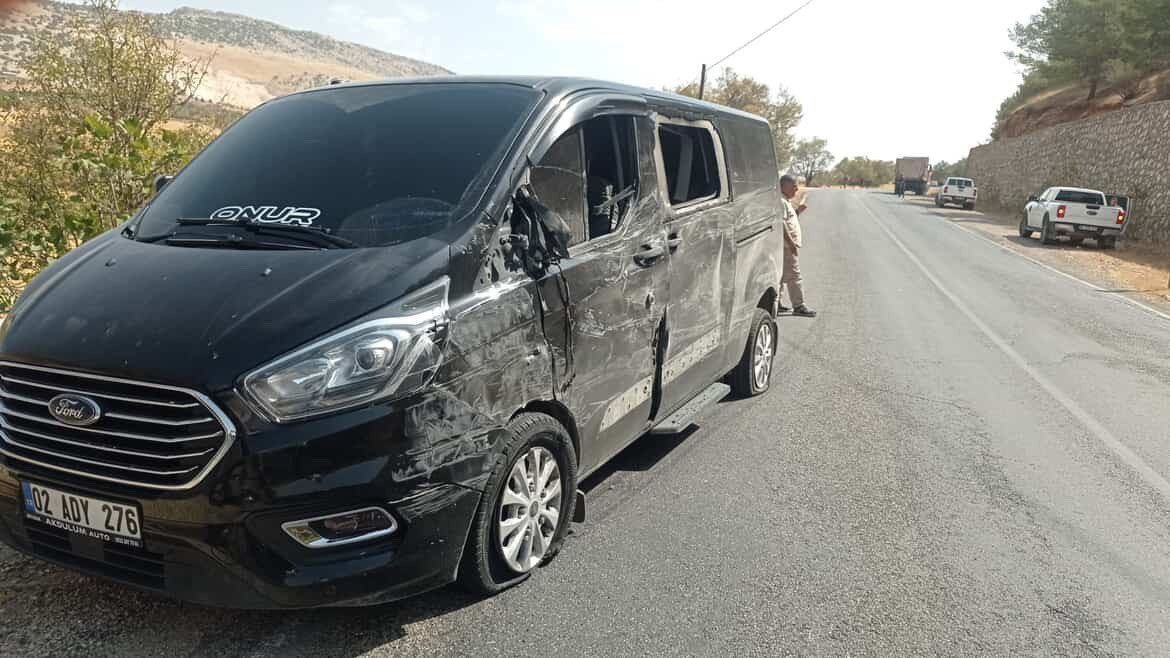 kamyon-ile-minibus-carpisti-1-yarali