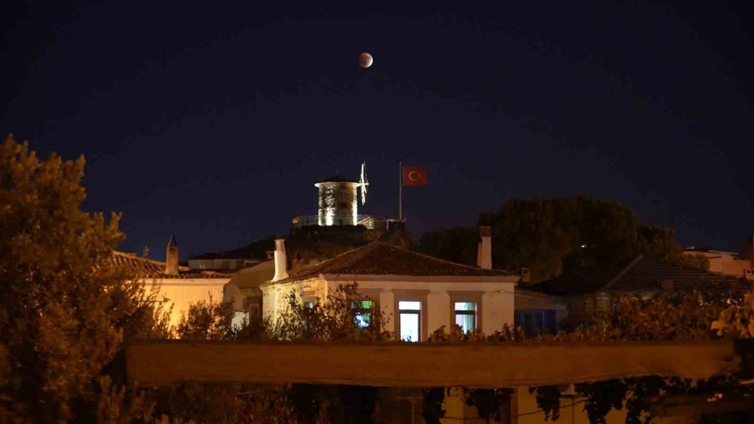 kanli-ay-ayvaliktan-goruntulendi