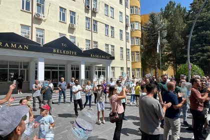 karamanda-3-gundur-susuz-kalan-site-sakinleri-durumu-belediye-onunde-protesto-etti