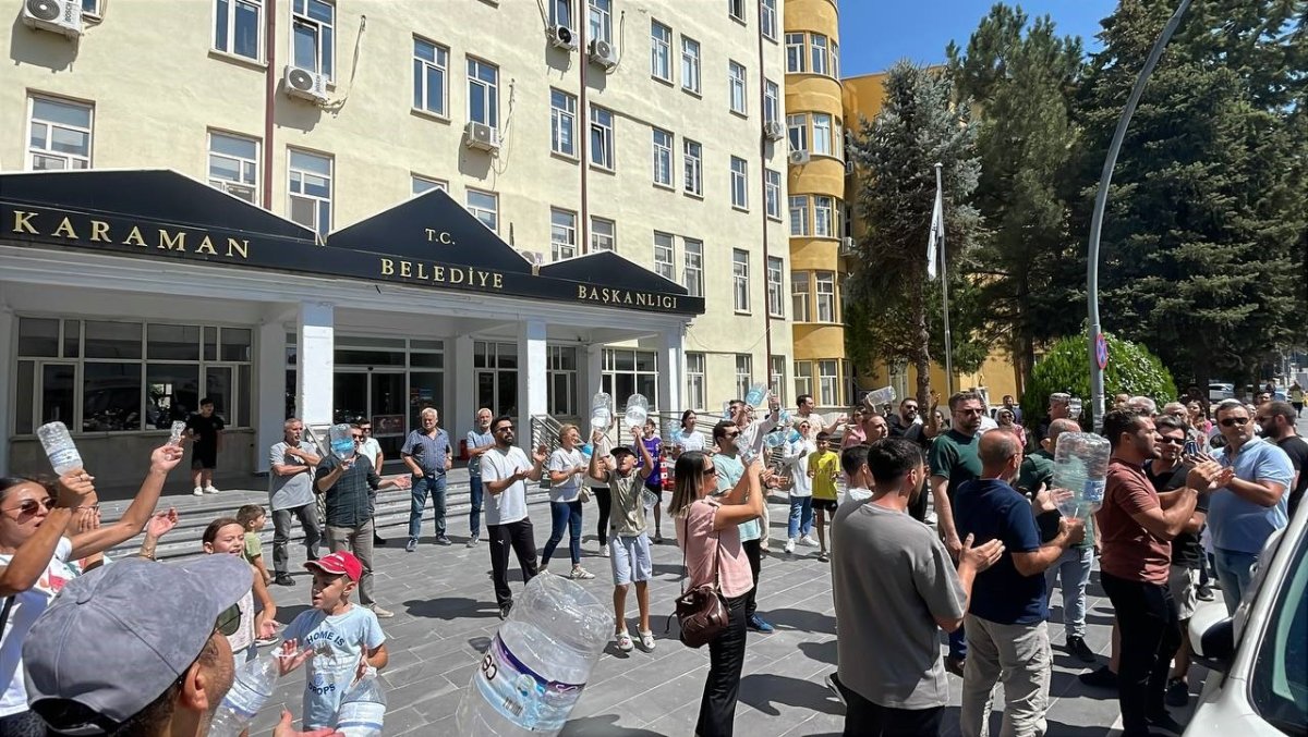 karamanda-3-gundur-susuz-kalan-site-sakinleri-durumu-belediye-onunde-protesto-etti