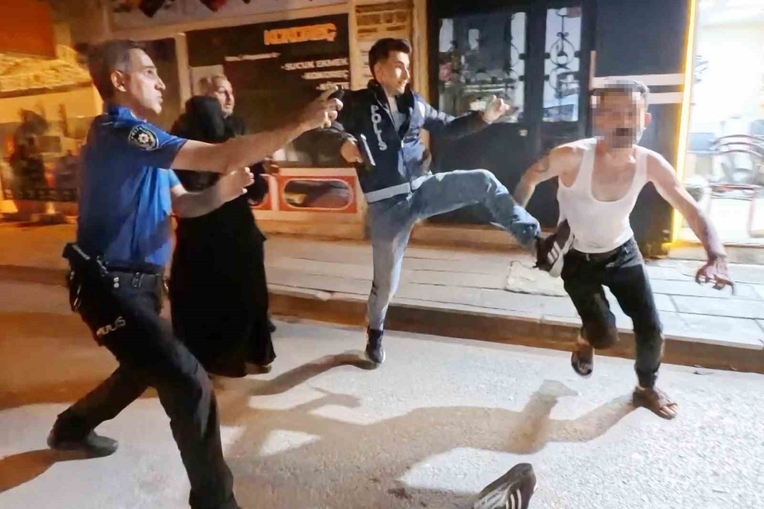 kavgaya-mudahale-eden-polise-bicak-ve-sandalyeli-saldiri-2si-polis-4-yarali