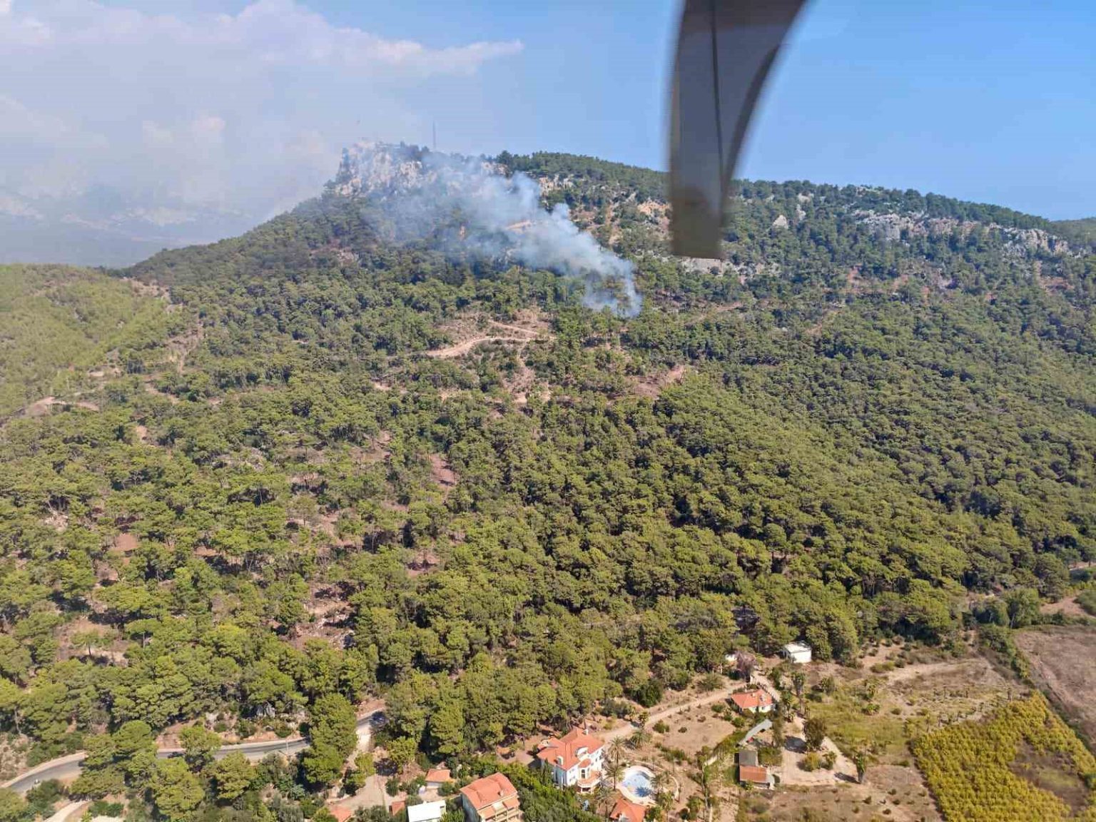 kemerde-ormanlik-alanda-cikan-yangina-havadan-ve-karadan-mudahale