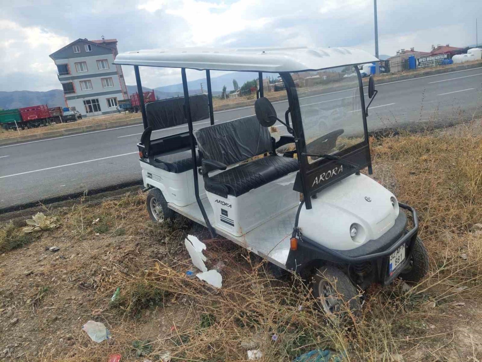kontrolden-cikan-golf-araci-yol-kenarina-savruldu-surucu-yaralandi
