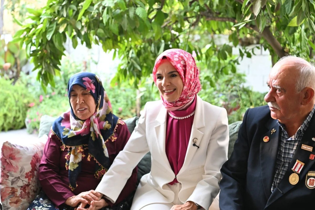 manisada-48-yillik-evli-cifte-bakan-goktastan-tebrik