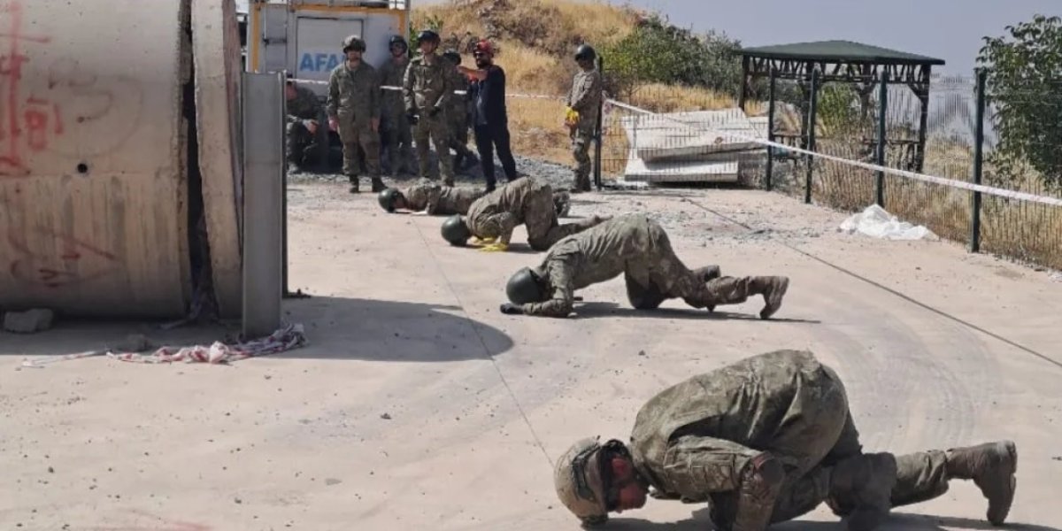 mehmetcik-afetlere-karsi-gorev-basinda