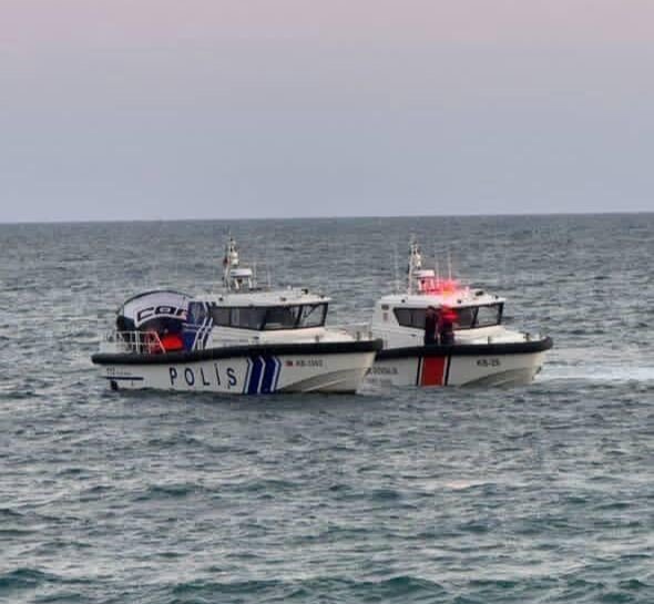 mersinde-iki-ayri-parasut-kazasi-biri-direge-takildi-digeri-denize-dustu