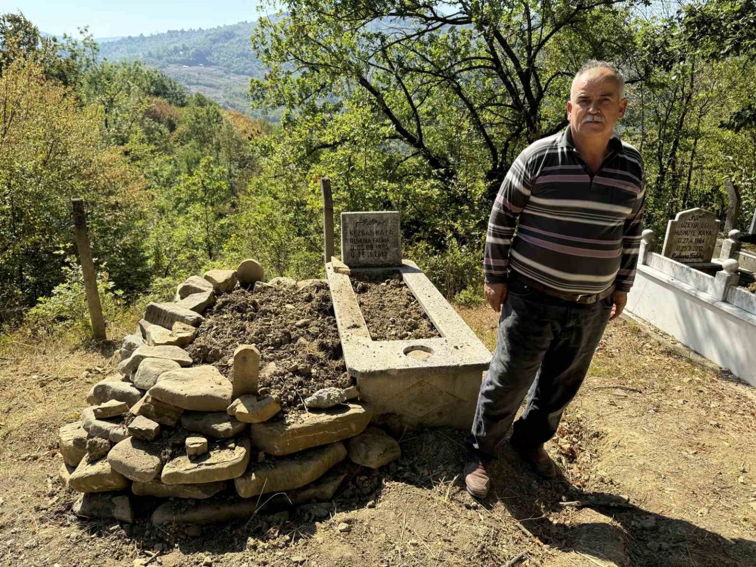 mezari-kazip-tahtalari-kiran-ayi-cenazeye-ulasamadan-kacti