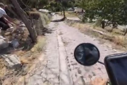 motosikletli-gezgine-once-hakaret-ettiler-sonra-tasla-kovaladilar