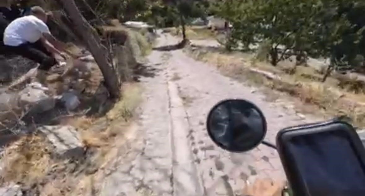 motosikletli-gezgine-once-hakaret-ettiler-sonra-tasla-kovaladilar