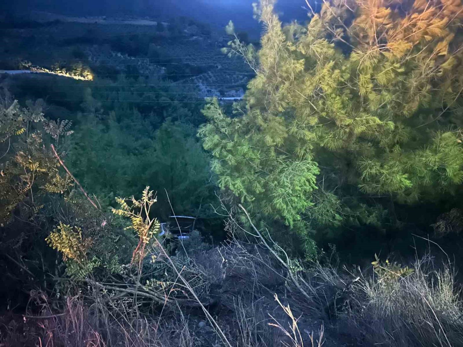 osmaniyede-otomobil-ucuruma-yuvarlandi-3-yarali