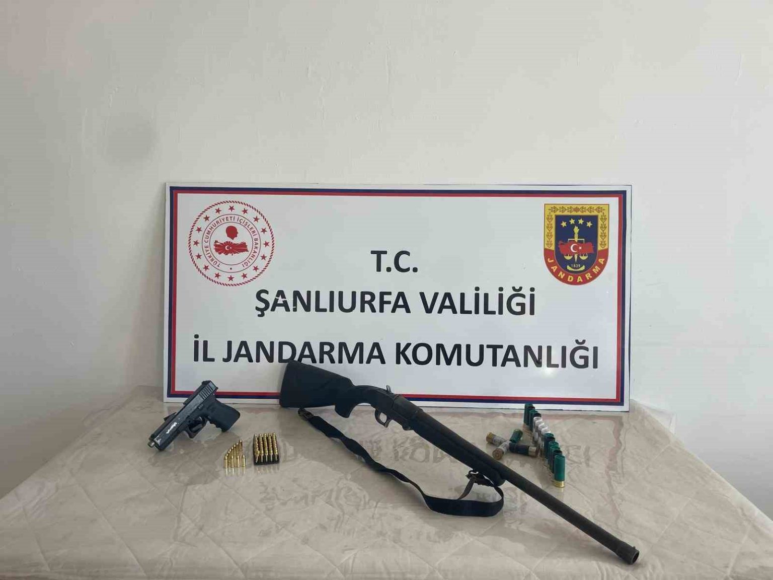 sanliurfada-4-ilcede-es-zamanli-operasyon-cok-sayida-silah-ele-gecirildi