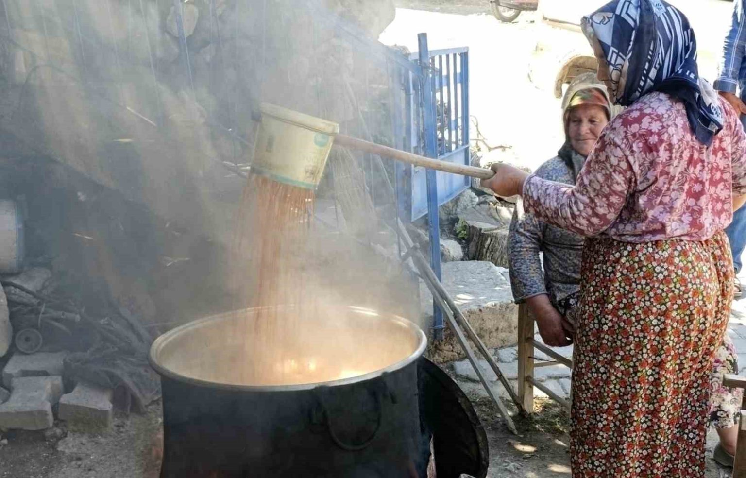 selendide-sifa-kaynagi-pekmez-kaynatilmaya-baslandi