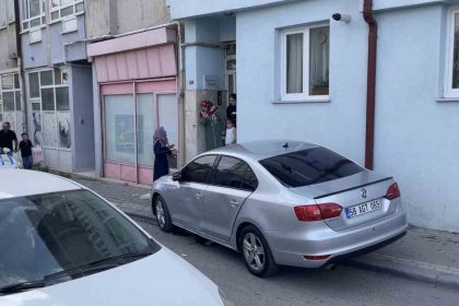 sivasta-polisten-kacan-otomobil-apartmana-carpti-bina-sakinleri-deprem-oluyor-zannetti