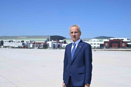 ulastirma-ve-altyapi-bakani-uraloglu-havayolu-isletmeleri-her-yolcuya-en-az-200-mililitre-icme-suyunu-ucretsiz-temin-edecek