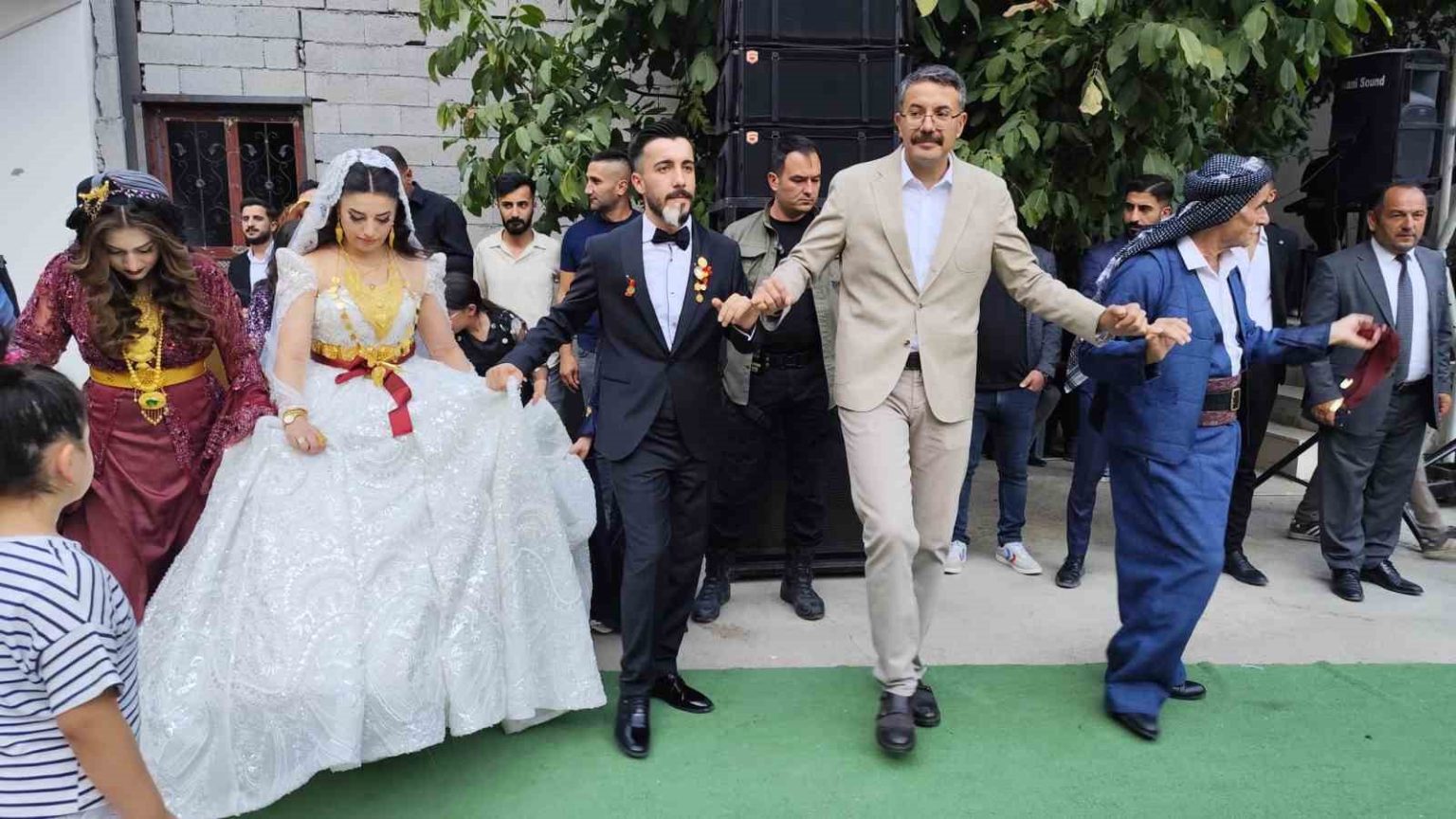 vali-celik-sehit-ailesinin-dugun-torenine-katildi