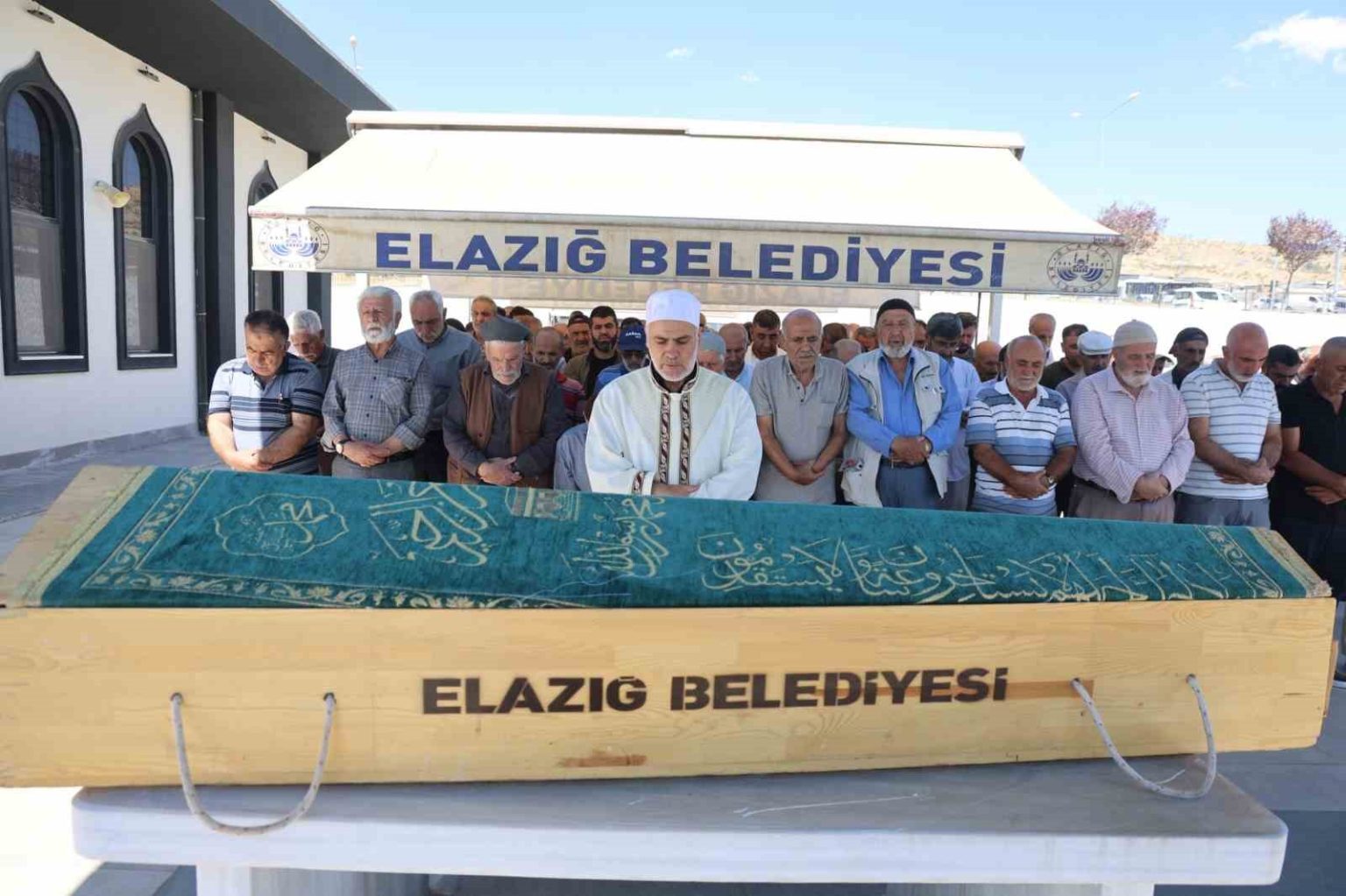 yarim-saat-ara-ile-2-otomobilin-carptigi-yasli-adam-hayatini-kaybetti