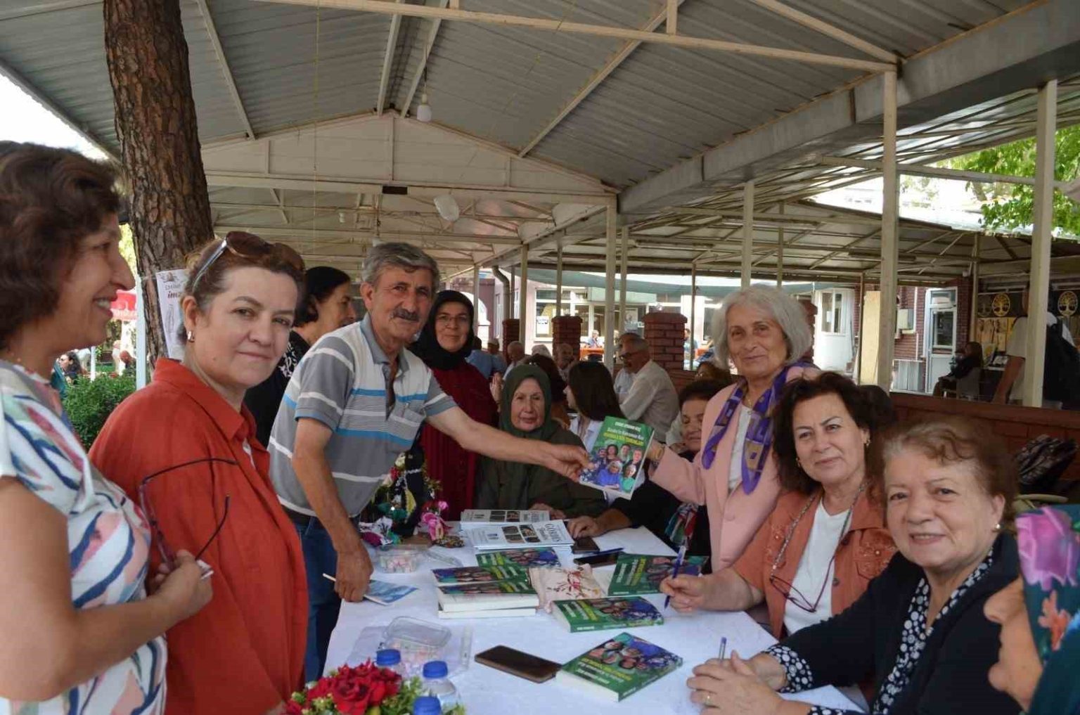 yazar-emine-ataman-kocun-imza-torenine-yogun-ilgi