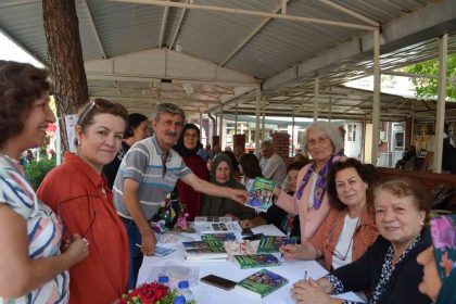 yazar-emine-ataman-kocun-imza-torenine-yogun-ilgi