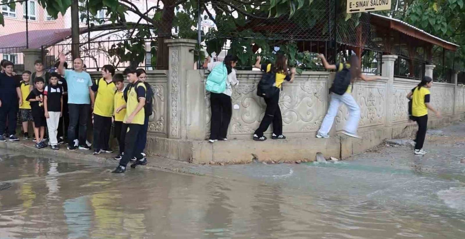 adana-kozanda-firtina-ve-yagmur-etkili-oldu