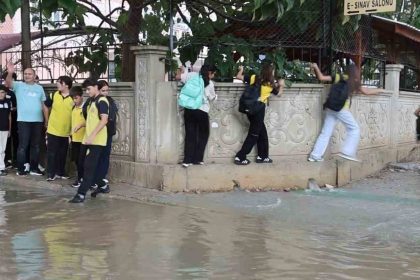 adana-kozanda-firtina-ve-yagmur-etkili-oldu