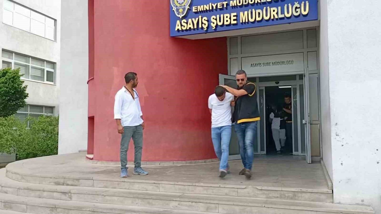 adanada-hukumlulere-safak-operasyonu-5-kisi-yakalandi