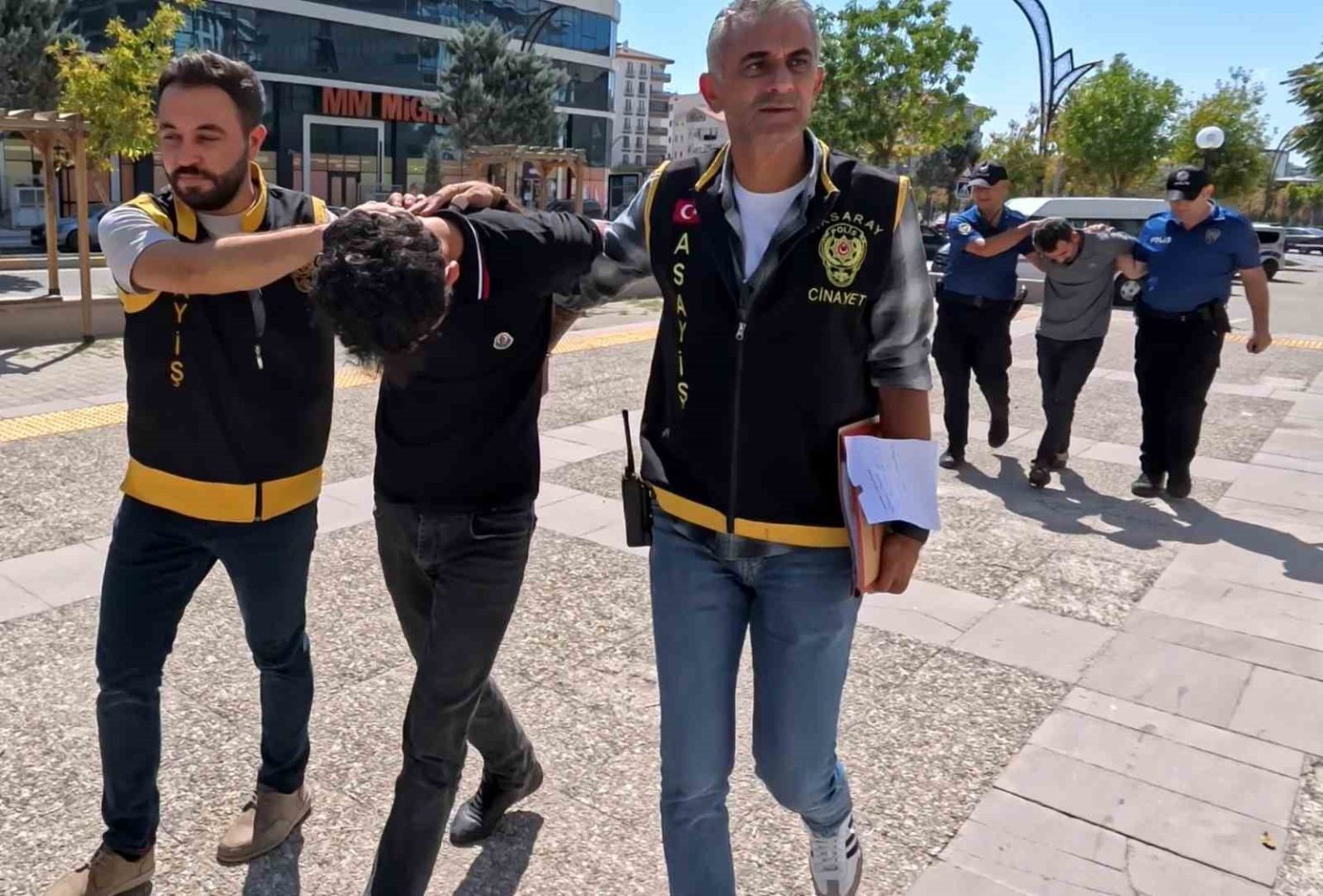 aksarayda-2si-polis-4-kisinin-yaralandigi-olayda-gozaltina-alinan-baba-ve-oglu-serbest-kaldi