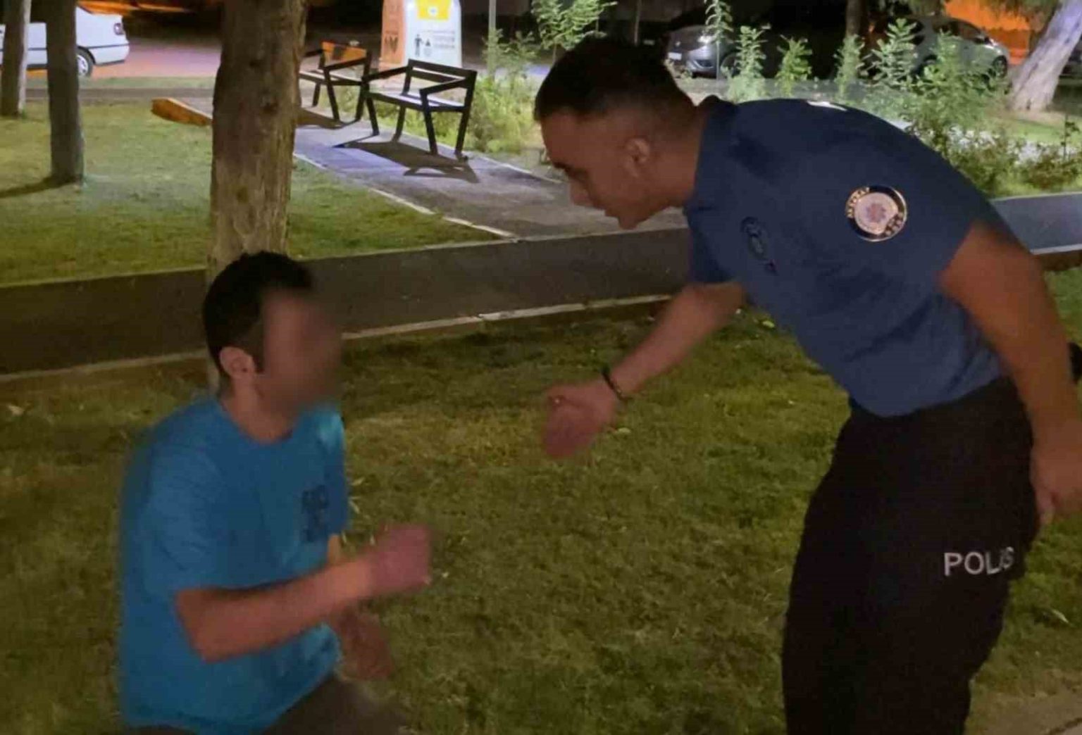 alkolun-etkisiyle-parkta-sizdi-kendisini-uyandiran-polise-turk-polisi-serefimizdir-elini-opebilir-miyim-dedi